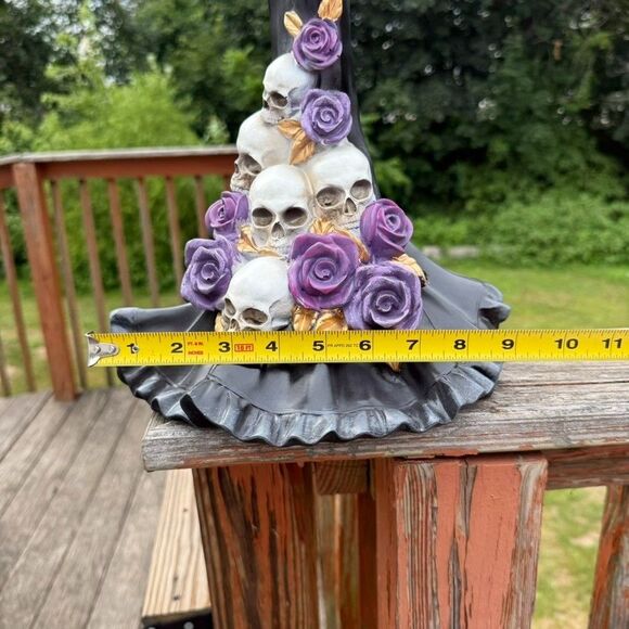 EERIE CHARM Large ELEGANT HALLOWEEN WITCH STATUE W/ROSE & SKULL DRESS New - Picture 7 of 7